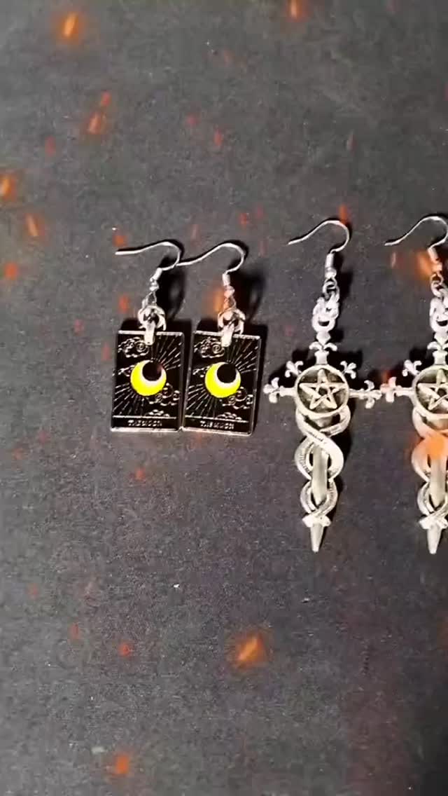 One of the orders we sent out last week.. ⚔️ You can find our full catalogue of chainmaille earrings on our website www.apparition.co.za
#apparitionatelier #chainmaille #jewellery #capetownjewellery #gothicjewelry