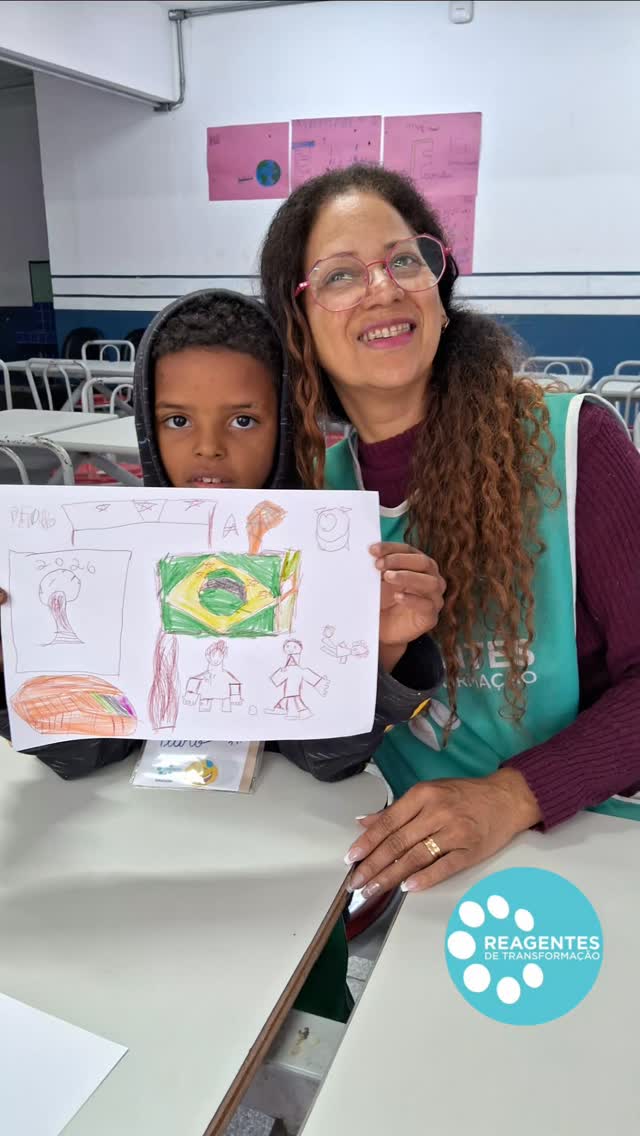 Na nossa última atividade lúdica com as crianças da Comunidade Vila Clara, o tema foi a Copa do Mundo! Buscamos entender o que o mundial significa para eles.
Mais do que falar sobre os craques do futebol ou os títulos, criamos dinâmicas através de desenhos, para entender a visão de mundo que os nossos pequenos estão construindo.
A Copa é o momento em que a família se reúne, as ruas se pintam e a comunidade se abraça. O futebol, para eles, é sinônimo de união.
A infância tem uma sensibilidade única. Estimular que eles pensem criticamente sobre um evento global como a Copa nos ajuda a entender como eles enxergam a si mesmos dentro da nossa comunidade e do planeta.
Se o futebol une nações, aqui na Vila Clara ele une ideias, sonhos e o desejo de construir um futuro mais empático e consciente. 💚💛
#VulnerabilidadeSocial #CopaNaComunidade #ReflexaoInfantil #reagentesdetransformacao
#ProjetosSociais