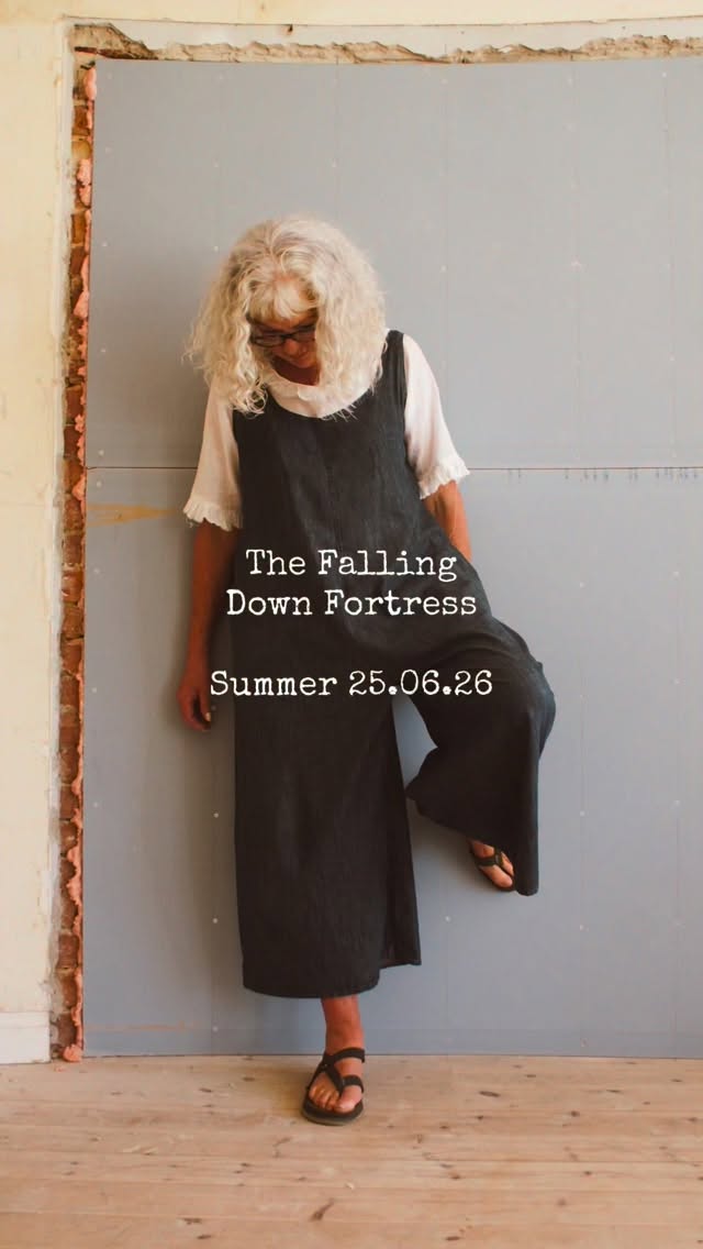 Laundered linen, fine cotton and lots of lightweight voile in vibrant orange, riverbed greens and rich, french navy 🌞
Collection available to order from 25.06.25 @ 5pm BST