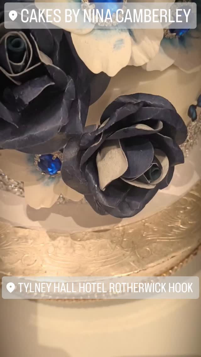 This navy and white wedding cake with rice paper roses and sugar flowers all set up at Tynley, wishing you both every happiness together š
#cakesbyninacamberley #weddingcake #sugarflowers
