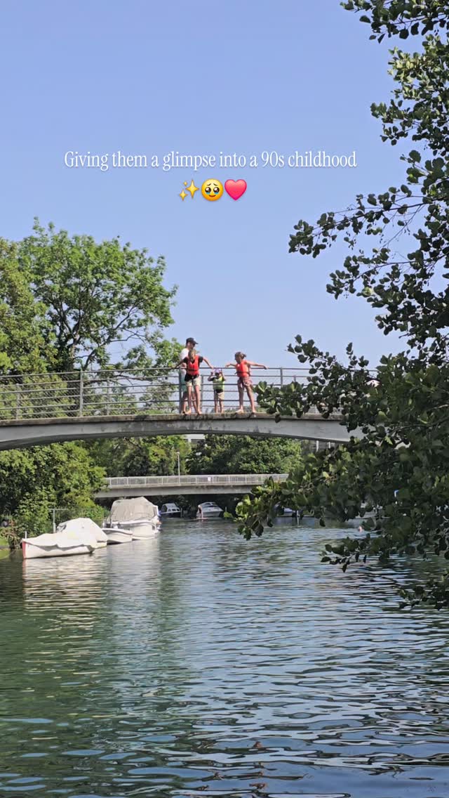 Summer memories 🥹💛🇨🇭
Sauter du pont, dans le canal en pleine canicule. Idée de papa, freinée par maman 🙉 = meilleur souvenir d'été, non ? 💦☀️🌡#boysmom #familyfirst #swisssummer