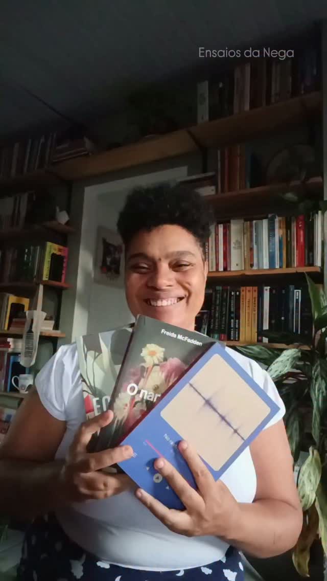 Se o livro não me faz desconfiar até da própria sombra, eu nem quero. 🔍📚
Dessa vez, os culpados foram:
📖 No Rastro da Mentira — Amy Tintera
📖 Ecos da Floresta — Liz Moore
📖 O Namorado — Freida McFadden
Três histórias cheias de segredos, suspeitos, reviravoltas e aquele delicioso surto de quem passa o livro inteiro tentando descobrir a verdade.
Agora me conta: qual deles iria direto para a sua lista de leitura?
#Suspense #Thriller #LivrosDeSuspense #dicasdeleitura