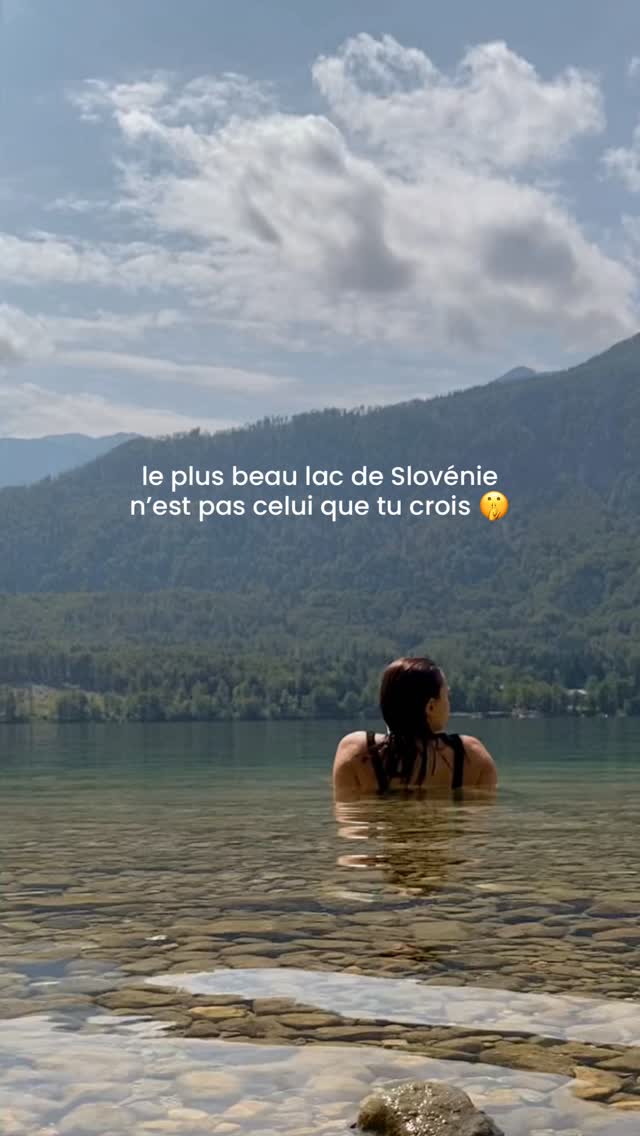 tout le monde met le lac de Bled sur sa liste… mais si je devais choisir un seul lac en Slovénie, ce serait Bohinj.
pourquoi ?
* il est entouré de montagnes et en plein cœur du parc national du Triglav
* parce qu’il est souvent plus calme et moins fréquenté que Bled
* c’est aussi une super base pour explorer les Alpes slovènes
🤍 et surtout parce qu’il garde ce côté nature et authentique qu’on cherche parfois en voyage
mon conseil : va voir Bled si tu veux… mais garde aussi du temps pour Bohinj.
tu choisis quoi : Bled ou Bohinj?
Europe • nature • roadtrip