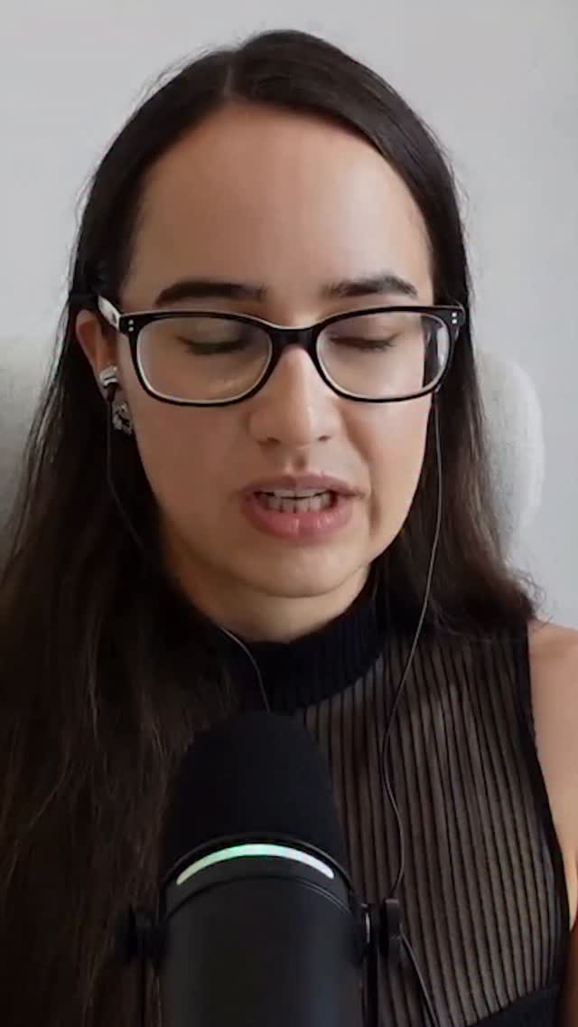 Das erste halbe Jahr ist fast vorbei und damit ist es Zeit für einen ehrlichen Rückblick.
In dieser Folge vom Podcast "Rein pflanzlich" nehme ich dich mit hinter die Kulissen der letzten Monate und teile, was mich beschäftigt, bewegt und zum Nachdenken gebracht hat. Es geht um meinen ersten Halbmarathon, Sporternährung, Poledance, Körperbild, Social Media, das Feedback zum Interview mit der militanten Veganerin und Themen, die mir in der Ernährungsberatung immer wieder begegnen.
Ich spreche darüber, warum es sich lohnt, die eigene Belastungsgrenze zu hinterfragen, weshalb gute Vorbereitung im Sport so viel ausmachen kann und warum manche Themen auf Social Media so unterschiedlich aufgenommen werden.
Diese Folge ist die letzte Folge vor der Sommerpause. Am 4. August 2026 geht es dann wieder wie gewohnt weiter. 😊
Den Podcast "Rein pflanzlich" gibt es auf YouTube und überall, wo es Podcasts gibt. 🎙️