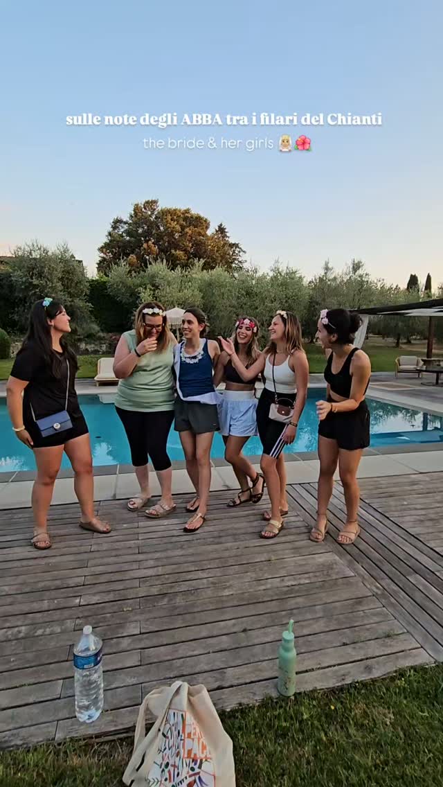 Sulle note degli ABBA tra i filari del Chianti 🍇🎶
Passeggiate tra ulivi e vigne, yoga emozionante, un esclusivo wine tasting con cena romantica sotto un cielo di stelle e filari di lucine ✨🍷
Tra brindisi speciali, risate con le amiche e qualche lacrima di gioia, reso ancora più magico dal legame unico con la sorella della sposa 🧘♀️🤍
💌 Volete festeggiare ed emozionarvi così? Clicca sul link in bio per personalizzare la vostra esperienza di benessere e riservare la vostra data
.
.
.
#addioalnubilatotoscana #esperienzenelchianti #addioalnubilatobenessere #ideaddioalnubilato
#organizzareaddioalnubilato
