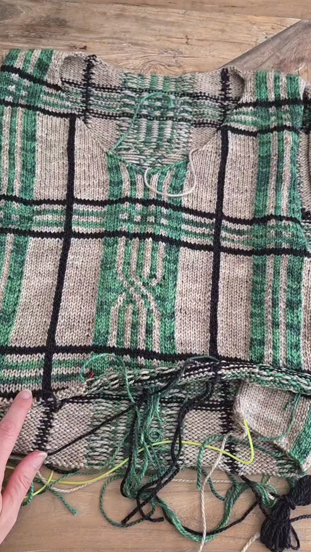 Can you believe it... 40 grams short from finishing the vest 🤦♀️🤦♀️🤦♀️
I'm not waiting a month! I'm going to try and create a matching yarn! 🤩
Wish me luck!!!
#knitofthedragon #knittingvest #knitweardesigner #colorworkknitting