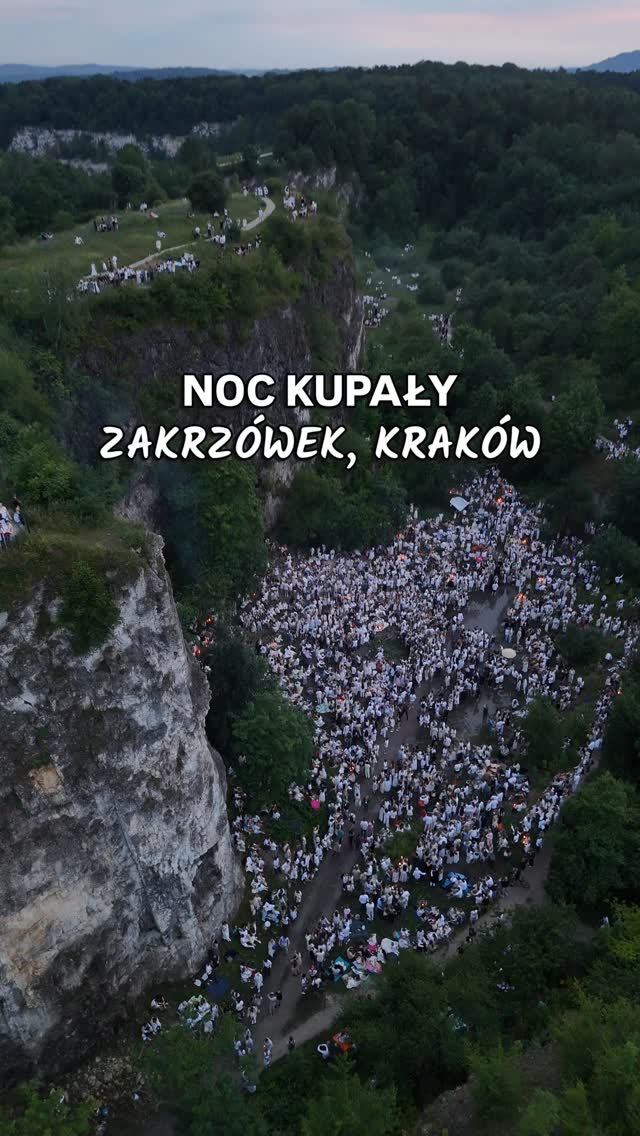 🌿✨ Noc Kupały na Zakrzówku ✨🌿
Deszcz nie przeszkodził w świętowaniu najkrótszej nocy w roku. Wśród skał i zieleni zgromadziły się tłumy, by wspólnie celebrować początek lata i pielęgnować dawne tradycje.
Blask świec i ognia, śmiech, muzyka oraz wianki unoszące się na wodzie stworzyły wyjątkową atmosferę, której nie da się w pełni oddać na filmach czy zdjęciach. To właśnie takie chwile przypominają, jak pięknie są dawne tradycje.
Tej nocy Zakrzówek miał w sobie coś naprawdę magicznego. 🌙💚
Noc Kupały to słowiańskie święto przesilenia letniego, obchodzone w najkrótszą noc roku, związane z kultem ognia, wody, miłości i płodności. Obfituje w symboliczne i magiczne rytuały: puszczanie wianków na wodzie, skakanie przez ognisko czy poszukiwanie legendarnego kwiatu paproci. A wszystko to w imię miłości, szczęścia i pomyślności.
#nockupały #zakrzówek #krakow