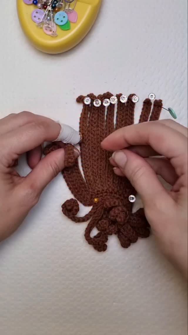 Modelando cabelos com blocagem.
#amigurumi #tutorial #crochetersofinstagram