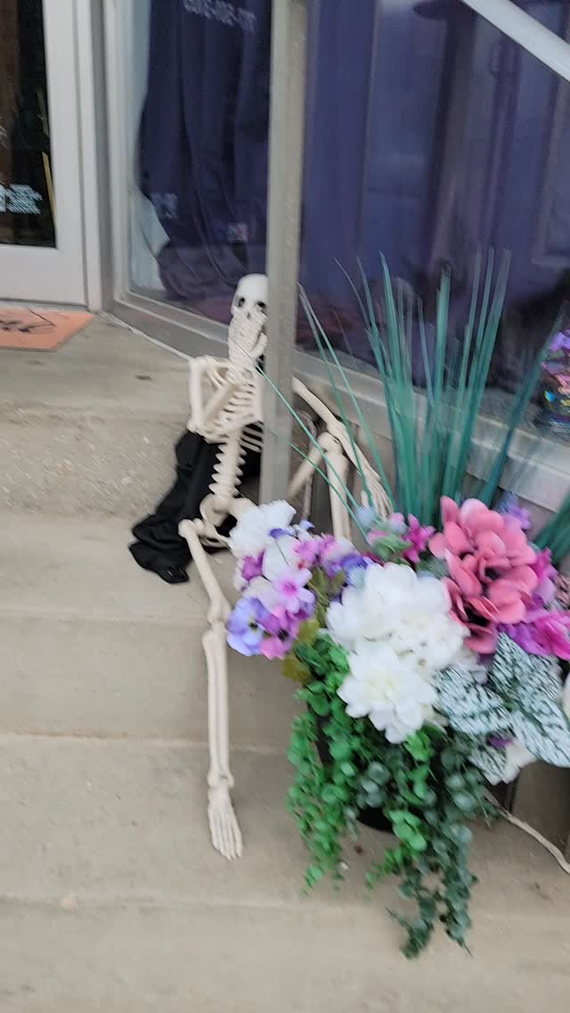 Wonderful experience. Absolutely love the place. We got excited walking up and seeing the skeletons. Their nail work is beautiful. Some talented ladies here.
#shoplocal #nailart #nails #pennsylvania