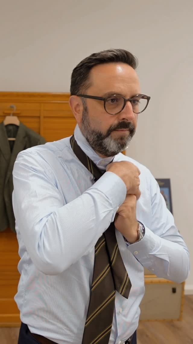 Grüner Fischgräte Sakko aus 100% Solbiati‑Leinen
Leicht, strukturiert und ideal für sommerliche Looks.
Der feine Fischgrät verleiht dem Stoff Tiefe und eine natürliche Eleganz, die man sofort spürt.
Kombiniert mit unserer Baumwoll‑Chino entsteht ein moderner, klarer und mühelos stilvoller Look, der sowohl im Alltag als auch zu besonderen Anlässen funktioniert.
#tailoring #tailorsuit #massanzug #masshemd #bespoke