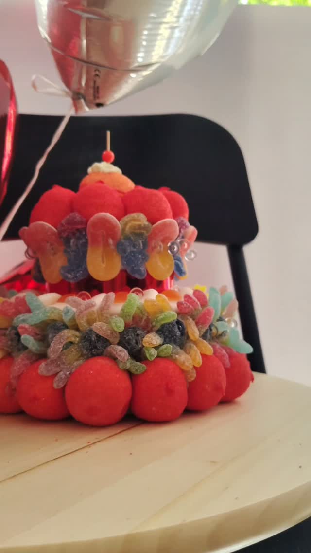 🍬 Un gâteau de bonbons qui vient jusqu'à vous… 💖
Impossible de résister à autant de couleurs et de gourmandise ! 🌈✨
Pour un anniversaire, une fête ou simplement pour faire plaisir, nos gâteaux de bonbons sont réalisés à la main avec passion.
💬 Dites-nous en commentaire : à qui offririez-vous ce gâteau ? 👇
🛒 Découvrez toutes nos créations sur pastelcandy.fr
📍 Ou venez nous rendre visite en boutique !
#PastelCandy #GateauDeBonbons #Bonbons #Confiserie #Anniversaire