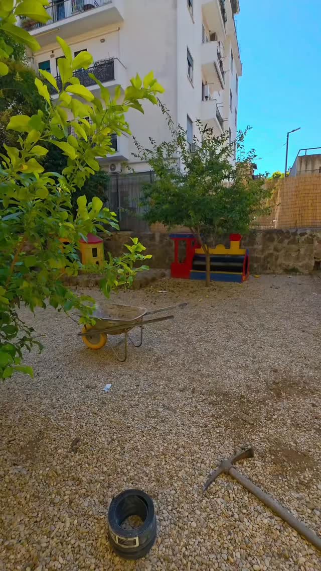 🌿 Un nuovo spazio pensato per il gioco, il movimento e le attività all'aperto.
Abbiamo realizzato una nuova area in prato sintetico presso una scuola internazionale a Roma, trasformando una superficie in ciottoli in uno spazio più confortevole e utilizzabile dai bambini durante tutto l'anno.
Un intervento che rende l'ambiente più accogliente, pratico e adatto alle attività scolastiche all'aperto.
Lavoro realizzato da FloraDesign Roma.
📞 393 889 2343
🌐 www.floradesign.it
Materiale fornito da @pratosempreverde
#FloraDesignRoma
#PratoSinteticoRoma
#PratoSintetico
#GiardinaggioRoma
#GiardiniRoma