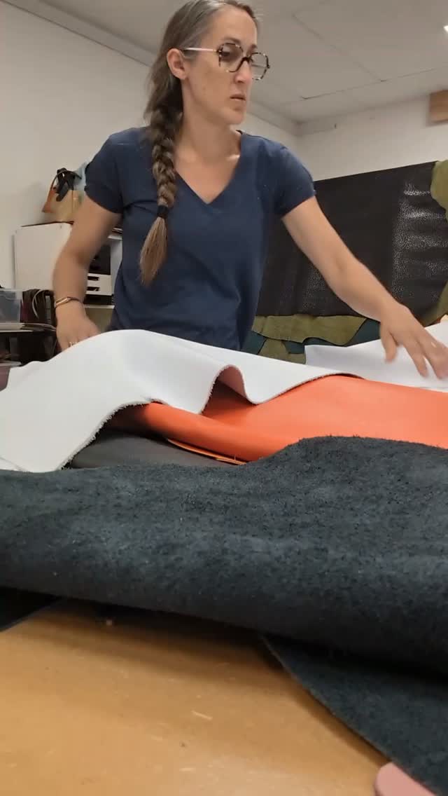 Petit inventaire sur mes cuirs...
Pour toujours vous proposer des cuirs les plus surprenants les uns que les autres, aujourd'hui je fais le point sur mes matières...
Cela me permet de projeter mes futurs achats de cuirs et aussi d'envisager des nouvelles créations avec des matières que j'avais mises de côté...
Dis-moi, s'il y a des cuirs, coloris et finitions qui te plairaient...
Bonne après-midi
Marion
#cuir
#maroquinerie
#achatresponsable