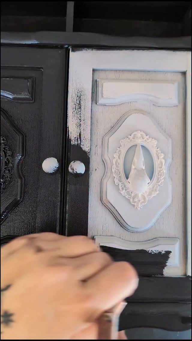 Je n'ai pas eu le temps de vous présenter cette petite merveille 🖤
Ancienne armoire à épices, prête à recevoir dorénavant les fioles et préparations rituelles de sa nouvelle propriétaire.
Encore merci pour cette adoption @leboudoirdessorcieres 🖤🖤🖤