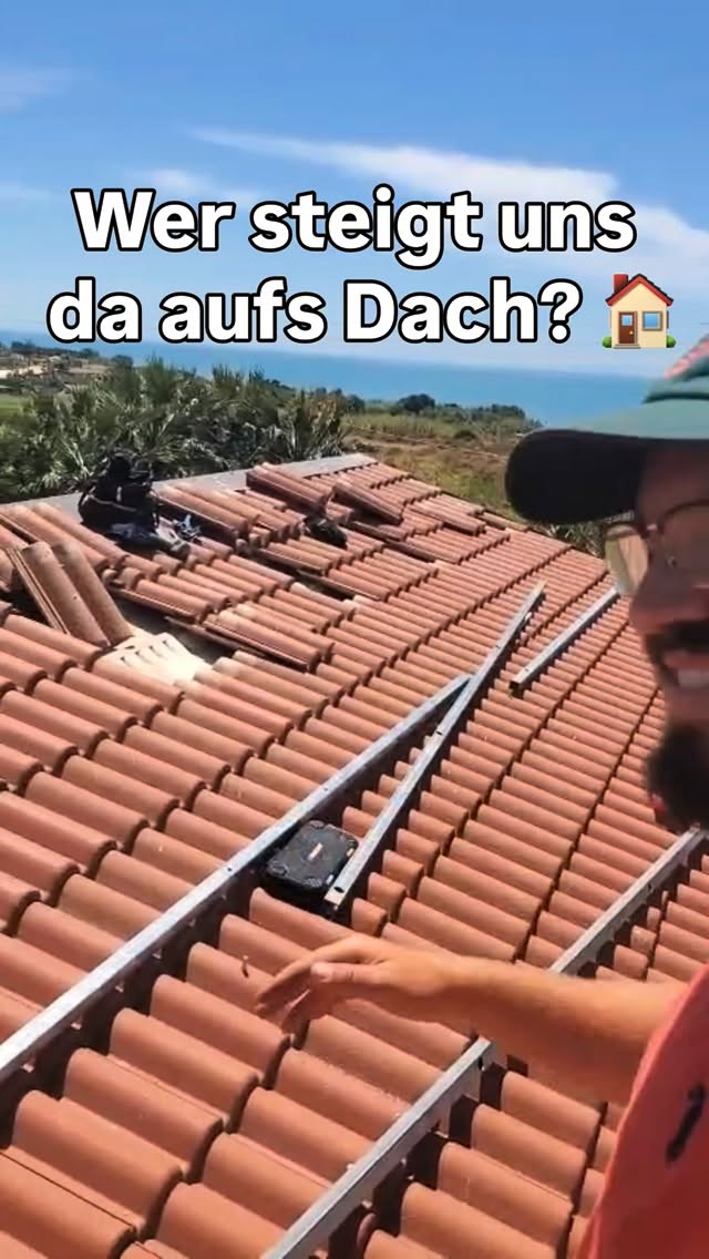 Wer steigt uns denn da aufs Dach? 🏠
#solar #photovoltaic #permakulturhostel