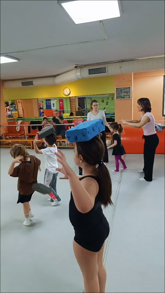 Cimnastiğe erken yaşta başlamak 🤸♀️, çocukların hem fiziksel 💪 hem de zihinsel 🧠 gelişimi için çok önemlidir. Küçük yaşlardan itibaren yapılan cimnastik, esneklik, denge ve koordinasyonu geliştirir 🤸♂️✨. Aynı zamanda disiplin, özgüven ve sağlıklı yaşam alışkanlıkları kazandırır 🌱. Erken yaşta sporla tanışan çocuklar, gelecekte daha güçlü ve başarılı bireyler olurlar 🏆🌟.