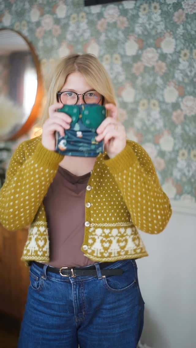 Vill du börja med tygblöjor och ha ett så enkelt system som möjligt, som ger lite tvätt, är lätt att ta på och lätt att tvätta? Titta då in pocketblöjor! 🤩Green Poppys pocketblöjor kommer i One Size och kan användas från ungefär 3,5 kilo till 20 kilo. Det är en smidig blöja med mjuka resårer som håller inne allt bajs (visste du att just bajsläckage är vääääldigt sällan förekommande?).På insidan av blöjan finns en öppning (en ficka = pocket) där man stoppar in inlägg som absorberar kisset. Mot barnets hud kommer ett mjukt tyglager som fungerar som torrskikt.Vid blöjbyte separerar du inlägg från blöja, förvarar dessa torrt och luftigt och tvättar sedan tillsammans i tvättmaskinen. Eftersom alla delar kan separeras från varandra är det en kort torktid 🧺