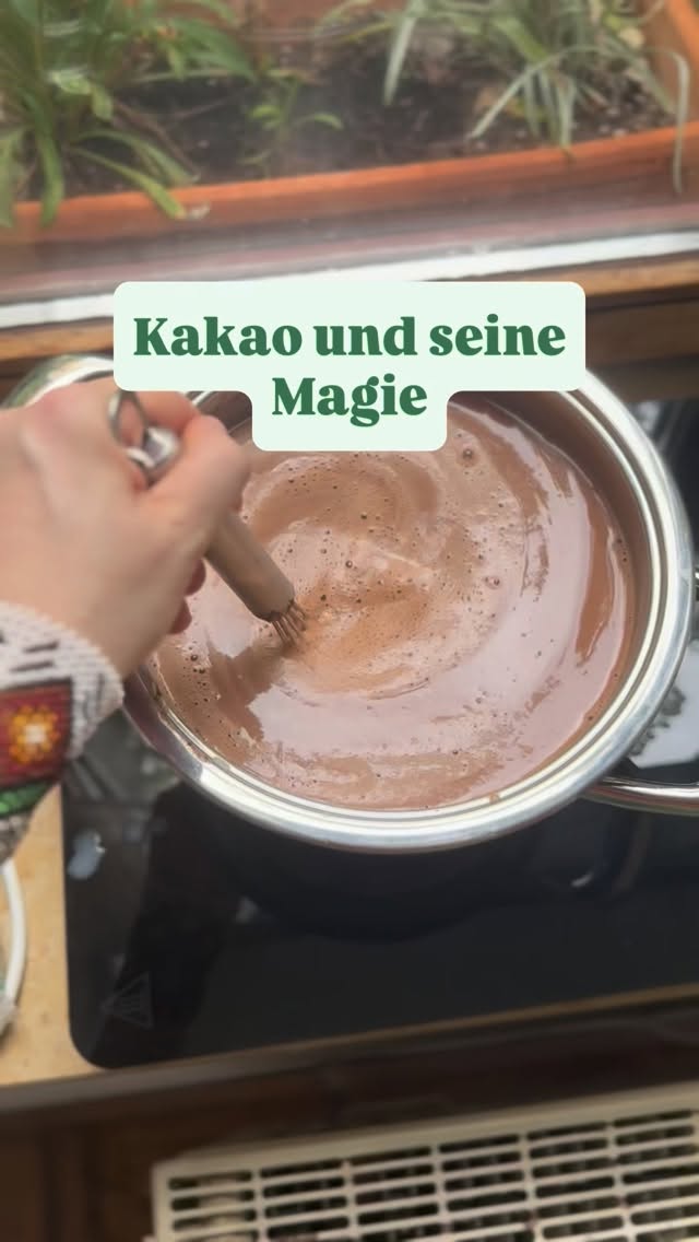 🤎 Kakao und seine Magie.
Manchmal gibt es Wochenenden, die noch lange nachklingen.
So geht es mir gerade.
Ich bin noch immer tief genährt von unserem gemeinsamen Nachmittag bei Self Love Frequencies – Kakao meets InnerDance. Es war so berührend zu erleben, wie sich die Kombination aus meiner individuellen Rohcacao-Mischung, den wundervollen Gewürzen aus dem Padmavati, Klang, Musik und Frequenzen zu einem Feld verbunden hat, in dem so viel entstehen durfte.
Gemeinsam mit Maria diesen Raum zu halten, war für mich ein großes Geschenk. Zu beobachten, wie Menschen immer tiefer bei sich selbst ankommen, ihr Nervensystem in einen Zustand von Sicherheit und Entspannung findet und sich das Herz ganz von selbst öffnet, erfüllt mich jedes Mal aufs Neue mit tiefer Dankbarkeit.
Ich liebe es, dass wir heute immer mehr verstehen, wie eng Körper, Nervensystem und Bewusstsein miteinander verbunden sind. Und wie kraftvoll Pflanzenmedizin, Frequenzen und Musik uns dabei unterstützen können, uns selbst wieder zu begegnen – ohne etwas leisten oder erreichen zu müssen.
Einfach da sein.
Einfach fühlen.
Einfach erinnern.
Für mich ist Rohcacao dabei so viel mehr als ein Getränk. Er ist eine Einladung, langsamer zu werden, hinzuhören und dem eigenen Herzen wieder ein Stück näher zu kommen.
Danke an alle wundervollen Menschen, die diesen Raum mit ihrer Offenheit, ihrem Vertrauen und ihrer Präsenz mitgestaltet haben. Ihr macht jede Begegnung einzigartig. 🤎
#mamacacao #rohcacao #innerdance #frequenzreiten #selflovefrequencies