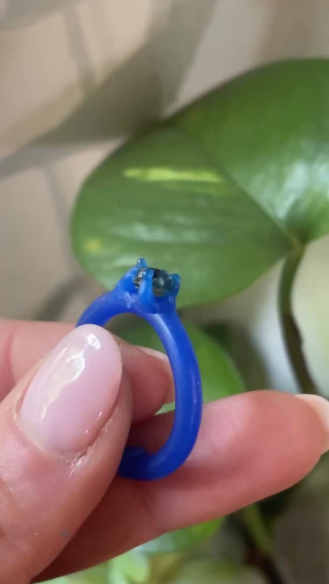 Handmade custom rough Australian sapphire silver ring I made the other day 💙 Made in wax, cast into recycled sterling silver 💙 It was hard to let this one go 🤣