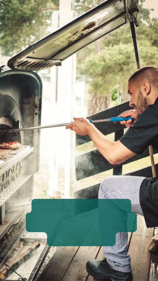 🍕 Når maten blir kveldens samtaleemne. 🍕 De beste arrangementene har én ting til felles.
Folk samler seg rundt maten.
Enten det er sommerfest, firmaevent, bursdag eller privat feiring, tar vi med smaken av Italia dit dere er.
Ingen stress. Ingen ferdige buffeter som står og tørker.
Bare ekte italiensk mat laget for å deles.
Slik Max lærte hjemme i Italia.
Hvem kjenner du som planlegger et arrangement denne sommeren?
𝐂𝐈𝐍𝐐𝐔𝐄 𝐓𝐄𝐑𝐑𝐄 𝐓𝐑𝐀𝐓𝐓𝐎𝐑𝐈𝐀 & 𝐂𝐀𝐓𝐄𝐑𝐈𝐍𝐆
𝐅𝐄𝐌 𝐁𝐘𝐄𝐑 - 𝐄𝐧 𝐯𝐞𝐫𝐝𝐞𝐧 𝐚𝐯 𝐬𝐦𝐚𝐤! 🇮🇹