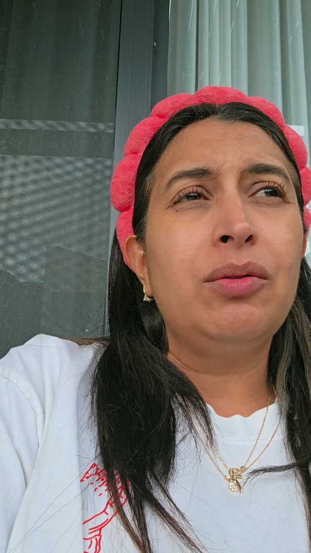 Siento que lo que paso hoy en Venezuela, no "nos los mandó Dios por algo". Creo que hay aun mucha oscuridad.
Pero lo que si siento en mi corazón es que ahora más que nunca tenemos que usar esa Fe y esa pasión que nos acompaña y gritar más fuerte que somos hijos de Dios.
Es muy doloroso todo, pero aún así siento paz sabiendo que Él está caminando esas calles buscando a sus hijos que alguien malo trató de arrebatarle.
Sigamos orando 🙏🏽 y si tu estás en Venezuela, te abrazo apretado.