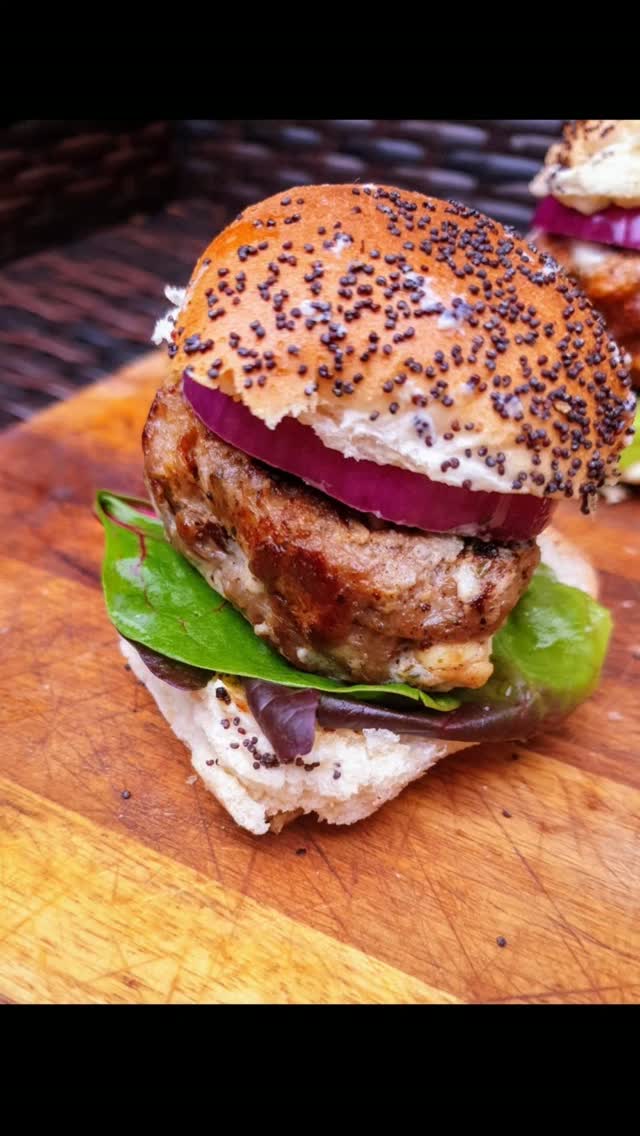 Mini burgers ... Hmmm, but which one to choose?? 🤔🤔 ... Apple, Fennel & Lemon Pork Burger, or Chickpea & Sun Dried Tomato Burger, and then there's the Cauliflower Cheese Burger,, or maybe the Lamb, Carmelised Onion and Feta Cheese Burger ... This seemed like a good idea at the time ... Only problem being is that one mini burger generally leads to another, and then another .. 🩷😂