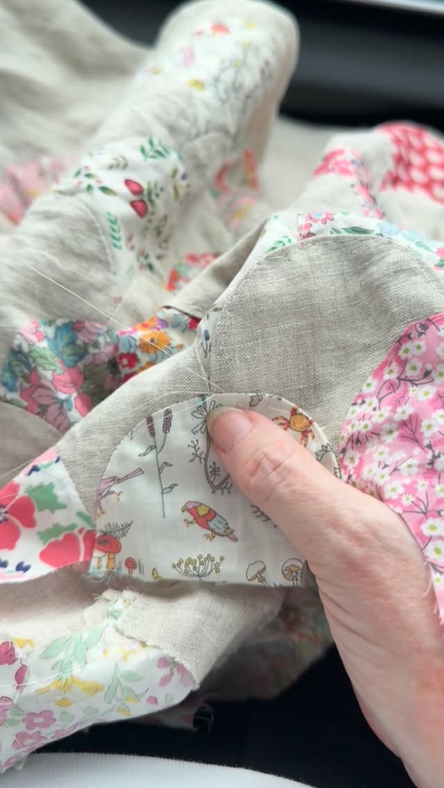 With the 4th of July celebrations over @thimbleanna and I have headed off on our annual road trip. As usual she’s driving and I’m stitching. I brought my clam shells along with me this trip. It’s been a perfect sewing companion. I pre-made all of the clams, pinned them in place then basted them with my Q20 so that all the pins could come out and nothing would move around while I’m sewing and on the move.
What do you like to see when you’re on a holiday?
#cuttingcloth #patchwork #applique #clamshellquilt #roadtrip