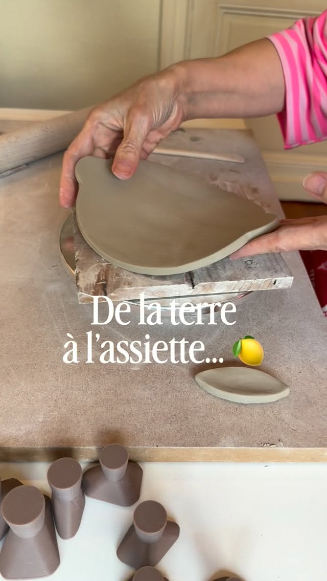 De l’argile à l’assiette 🍋
Cette assiette citron va illuminer vos tables d’été ! Elle fait partie des créations possibles lors de nos ateliers Modelage “Dolce Vita” de juillet et août — déjà complets ✨
Merci pour votre engouement !
#poterie #ceramiquefaitmain #ateliersBordeaux #modelage #dolcevita