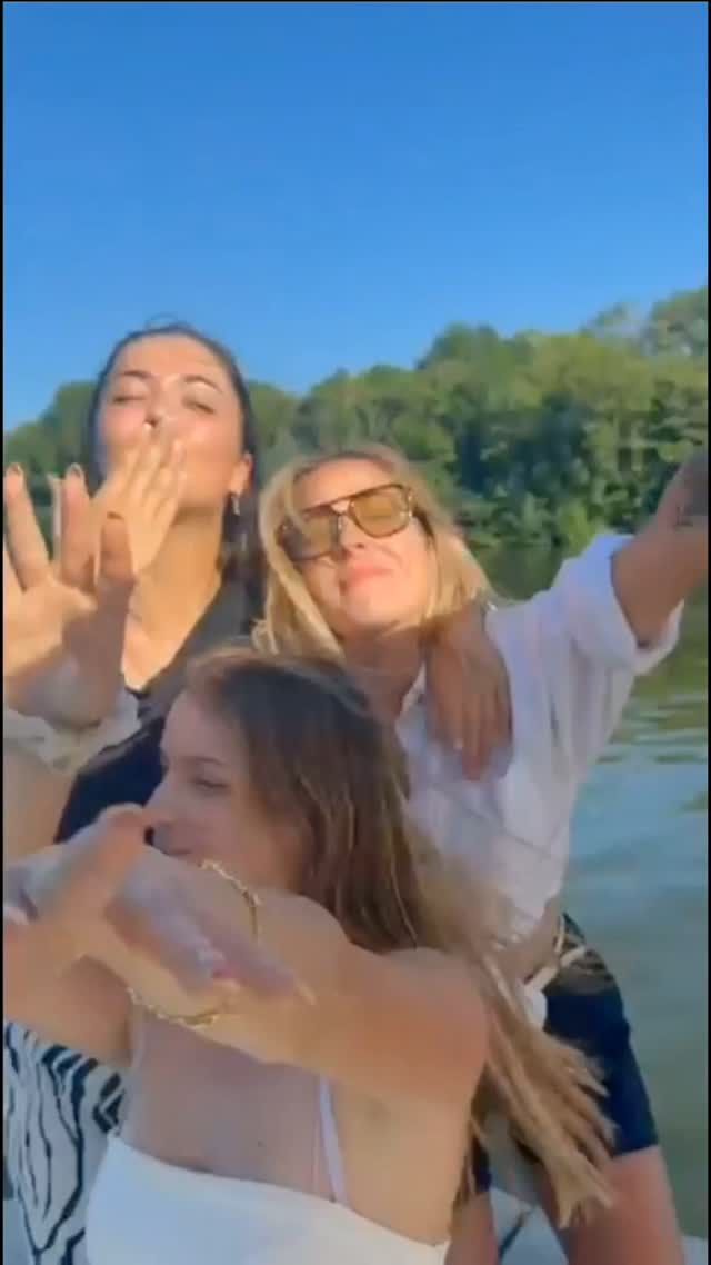 Vibes d'été sur la Seine ! 🌊✨
Quoi de mieux qu'une escapade en bateau entre amis pour profiter des beaux jours ? Avec @seineriver.fr et @lecluse_boat_service l’on vous réserve une expérience multi-activités unique au fil de l'eau pour créer vos plus beaux souvenirs d'été ! 🕶️🛥️
Embarquez avec nous et profitez d'une flotte adaptée à toutes vos envies :
• 🍹 Ponton boat : l'option idéale pour des apéros festifs, des balades skippées et des moments ultra conviviaux à partager.
• 🚤 Speed boat : pour ceux qui aiment la vitesse, les sensations fortes et l'adrénaline sur l'eau.
• ✨ Yacht : pour naviguer avec style, confort et s'offrir une parenthèse d'exception.
Entre fous rires, musique et détente, nous avons la recette parfaite pour votre prochaine sortie. 🌟
Un grand merci à @aurea.immobilier et un immense merci à @seine_evasion pour cette superbe colab ! 🙌 C'est toujours un plaisir de partager l'eau avec vous.
Et vous, quel est votre programme pour cet été ? Plutôt team détente sur notre ponton boat ou team sensations en speed boat ? Réservez votre expérience en DM ! 👇
. . .
#boatlife #summervibes #friendstrip❤️ #seineriver
