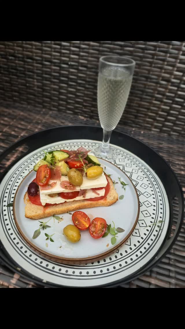 An easy summery lunch ... Greek salad with quick pickled red onions on a garlicky crouton ... Perfect for when it's just too hot to be in the kitchen 🩷