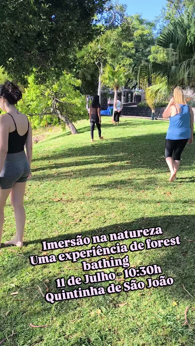 VEM VIVER UMA MANHÃ DE BEM-ESTAR NA NATUREZA
Esta semana estou a dar formação no programa Erasmus Learning Together, com o tema Gestão do Stress através do Yoga e da Meditação.
Tem sido muito especial poder partilhar aquilo que mais gosto de fazer. Não apenas em sala, mas também na natureza.
E quem já me segue há algum tempo já deve imaginar quais foram as práticas que apresentei: mindfulness, forest bathing, exercícios de enraizamento, atenção plena e conexão com a natureza.
São práticas simples, mas muito poderosas, que nos ajudam a desacelerar, a sair do piloto automático e a sentir-nos mais presentes, mais estáveis e mais tranquilos.
Hoje estivemos no Parque de Santa Catarina, mas no Sábado, dia 11 de julho, às 10h30, vou orientar uma Imersão na Natureza – Experiência de Forest Bathing, no Hotel Quintinha de São João, abertos a todos (não é preciso ter experiência).
Vai ser uma manhã para respirar, caminhar sem pressa, despertar os sentidos e cuidar de ti através da natureza.
E, no final, vamos partilhar um piquenique delicioso nos jardins da Quintinha de São João, preparado pelo hotel.