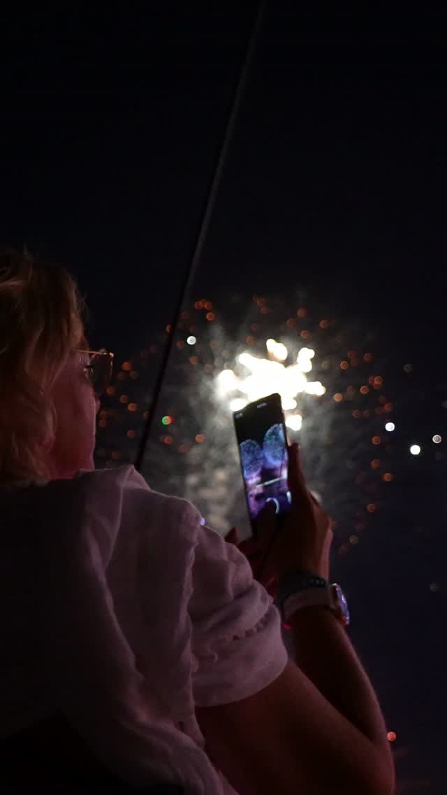 🎆 𝐋𝐚 𝐬𝐚𝐢𝐬𝐨𝐧 𝐝𝐞𝐬 𝐟𝐞𝐮𝐱 𝐝'𝐚𝐫𝐭𝐢𝐟𝐢𝐜𝐞 𝐞𝐬𝐭 𝐥𝐚𝐧𝐜𝐞́𝐞... 𝐏𝐫𝐞𝐧𝐞𝐳-𝐞𝐧 𝐩𝐥𝐞𝐢𝐧 𝐥𝐞𝐬 𝐲𝐞𝐮𝐱 ! ✨
Cet été, embarquez à bord de nos maxi-catamarans et admirez les plus beaux feux d'artifice de la région depuis la mer. Une expérience magique à vivre au moins une fois cet été, en famille ou entre amis.
📍 Départs de Saint-Raphaël, Hyères et Marina Baie des Anges.
🎟️ Calendrier des feux d'artifice et réservation en ligne sur amccapegrace.com.
⚠️ 𝑃𝑙𝑎𝑐𝑒𝑠 𝑙𝑖𝑚𝑖𝑡𝑒́𝑒𝑠 : 𝑝𝑒𝑛𝑠𝑒𝑧 𝑎̀ 𝑟𝑒́𝑠𝑒𝑟𝑣𝑒𝑟 𝑑𝑒̀𝑠 𝑚𝑎𝑖𝑛𝑡𝑒𝑛𝑎𝑛𝑡 !
#AMCCapeGrace #FeuDArtifice #cotedazurfrance #Catamaran