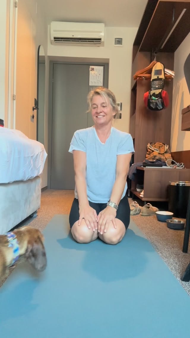 Platz ist in der kleinsten Hütte . Auch mit Wuff 🐕 #goldenageyoga #hotelyoga