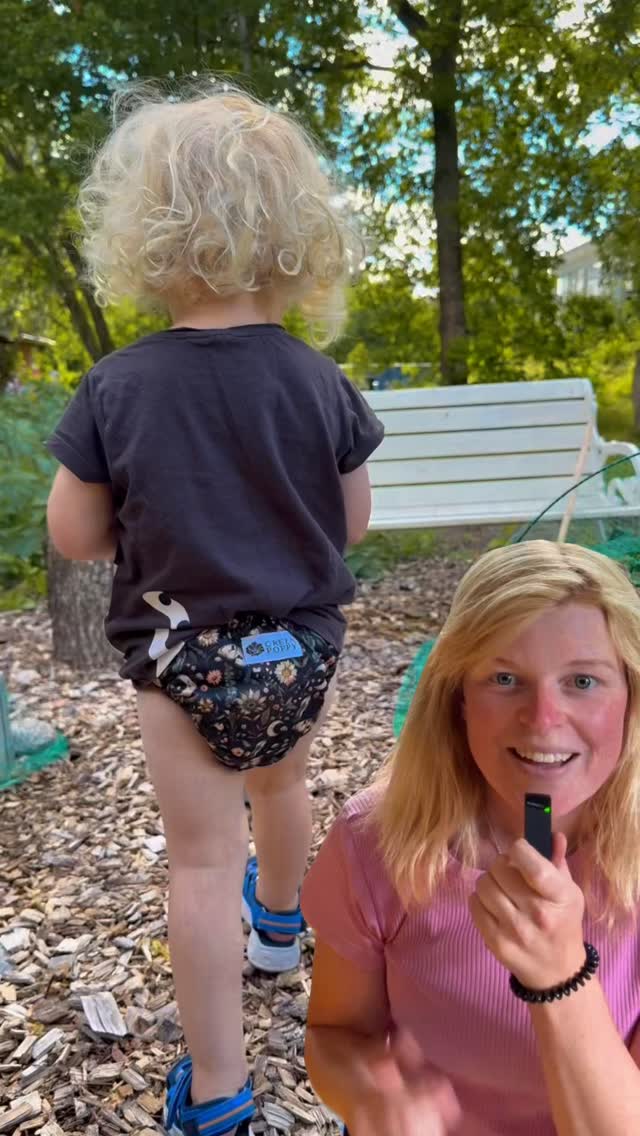 Fluffrumpor! ❤️Sen jag blev förälder har jag lärt mig väldigt mycket och kommit i kontakt med olika forum. Här ute i småbarnsvärlden finns det olika slags fluff har jag lärt mig. Båda mina stora barnintressen innehåller fluff - tygblöjor och bärsjalar.När jag började med tygblöjor stötte jag även på många ”fluffkonton” här på Instagram och det finns ju faktiskt en mening med allt fluff. Det är inte bara ett gulligt och mjukt ord, nej det förklarar ändå lite vad tygblöjor ger.Fluffrumpor. Det blir så, barnets rumpa (eller nja okej inte hela rumpan då) blir fluffigare med en tygblöja. Till skillnad mot en engångsblöja så innehåller tygblöjor inga superabsorbenter (små kulor som suger åt sig all fukt och vätska) utan det är tyg som absorberar.Därför kommer det krävas mer materia för att uppnå samma effekt som vid en engångsblöja och då blir det fluff. Personligen gillar jag ändå det, det är inga gömda hemligheter vad som döljer sig i blöjan. När du tar på en tygblöja är den lika stor som när den är mättad, den kommer inte kemiskt växa.Så ja, visst blir det lite fluffigare. Hindrar det barnets rörelseutveckling? Enligt både forskning* och mig själv och min fleråriga erfarenhet är svaret: nej 💛Så fluffa vidare med gott samvete folk! Ingen är förlorare med tygblöjor, bara vinnare 🥇*det finns en studie kring detta som visar att det varken främjar eller hindrar barnets fysiska utveckling att använda tygblöjor.
