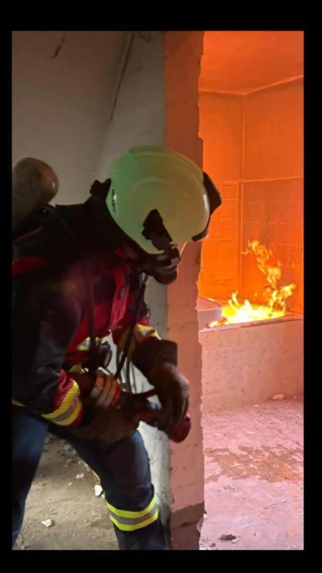 🔥 Sommerschlussübung 2026
🌞 Die Sommerschlussübung steht traditionell für den Abschluss des ersten Feuerwehrhalbjahres
⚽️ Halbzeit bei Übungen, Ausbildung und Einsätzen
👀 Zeit für ein Rückblick, Ausblick und Danksagung
📍 Standortbestimmung mit Kleineinsätzen
👏 Vielen Dank liebe ADF für euren Einsatz im ersten halben Jahr!
🏖 Geniesst eure wohlverdienten Ferien
#Feuerwehr #freiwilligenarbeit #Einsatzübung
#118 #blaulicht