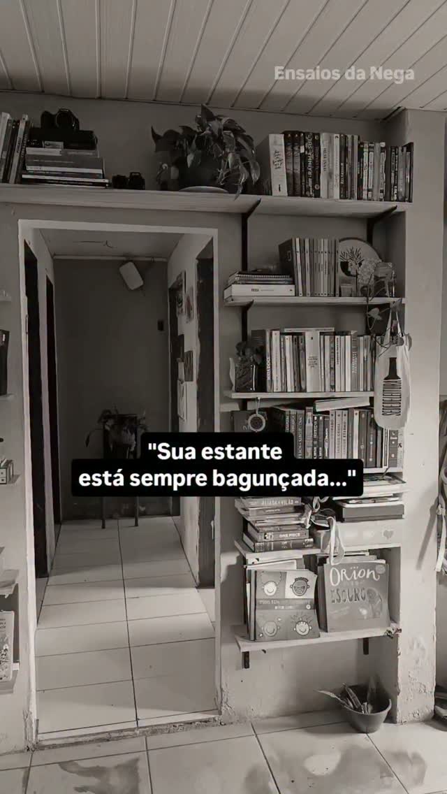 Outro dia uma seguidora comentou sobre a bagunça da minha estante. E ela estava certa, ela vive bagunçada.😅
Mas sabe por quê?
Porque ela é usada.
Tem livro que acabou de chegar.
Livro esperando resenha.
Livro emprestado.
Livro que voltou para casa.
Livro que ainda está na mesa de cabeceira porque eu simplesmente não consegui guardá-lo.
Por muito tempo achei que uma estante bonita era uma estante perfeita. Hoje penso diferente, acho lindas as estantes que mostram que alguém realmente vive entre livros. Que têm espaços vazios porque um livro foi emprestado, pilhas improvisadas porque novas leituras chegaram, marcadores esquecidos entre páginas, pequenos sinais de uma vida leitora acontecendo.
No fim das contas, uma estante não é um cenário, é um retrato. E eu gosto que a minha conte a verdade sobre quem eu sou. 🥰🫣
❤️ E me conta: a sua estante vive organizada ou também denuncia que existe uma leitora morando aí?
#VidaDeLeitora #EstanteDeLivros #LeituraComoEncontro #EnsaiosDaNega #Livros