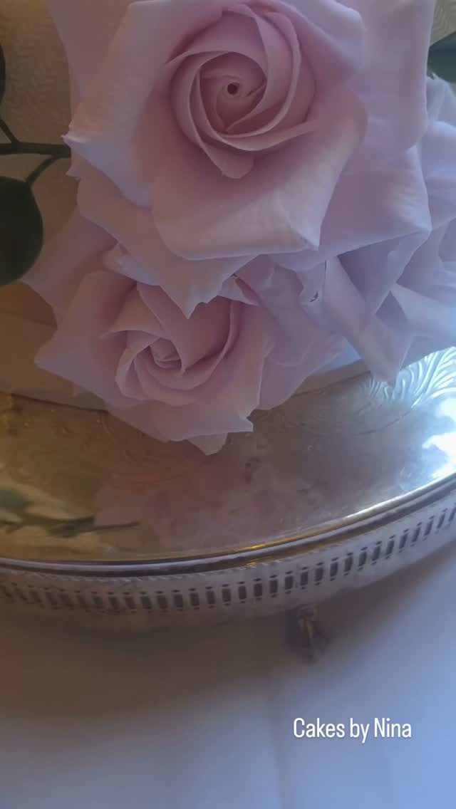 We at the gorgeous @deverehorsleyestate with our ganache finished cake and sugar flowers, wishing you both every happiness together, much love š
#cakesbyninacamberley #wedding