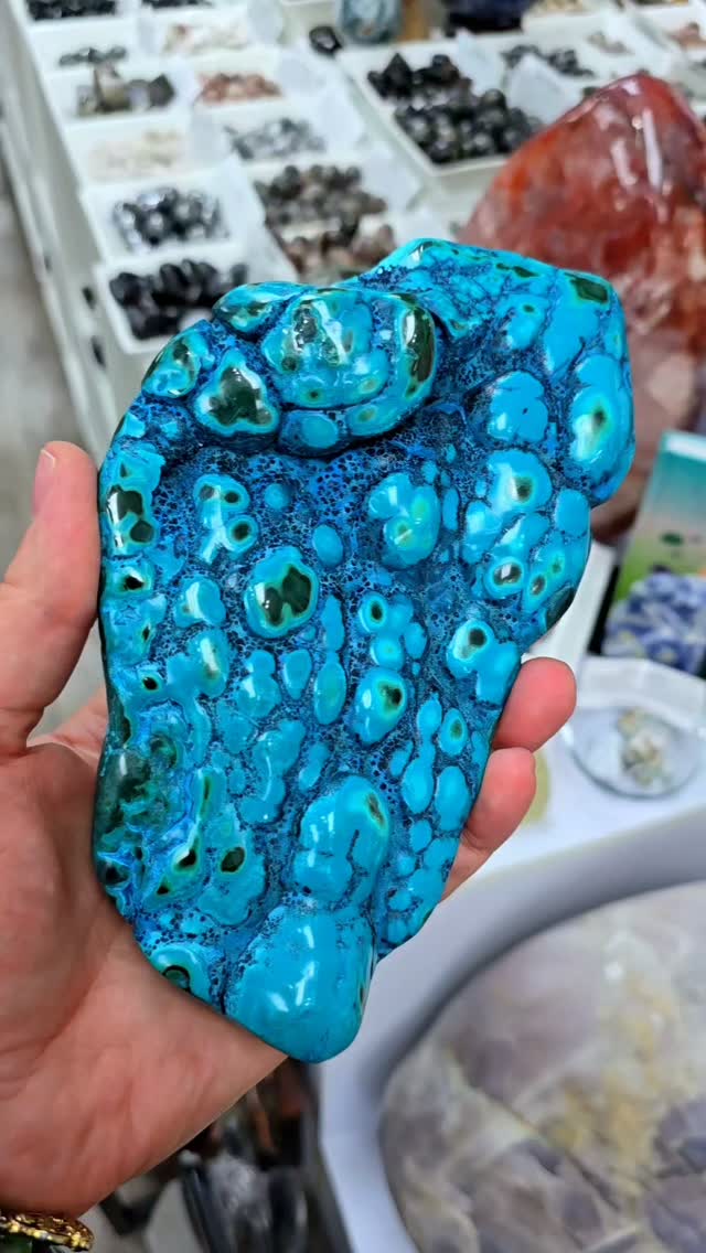 Discover the stunning harmony of malachite, chrysocolla, and shattuckite, all grown together in one mesmerizing polished piece. This unique freeform beauty is now available in-store and ready to find its forever home. Check out the video and come see it in person—trust us, it’s a showstopper!
#Malachite #Chrysocolla #Shattuckite #CrystalLovers #remnantsofmagic
