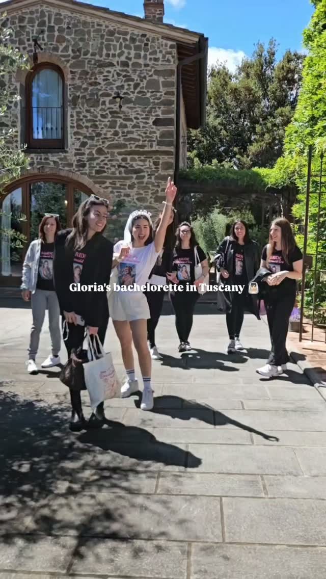 Tuscany Wellness Retreat ✨
Special Gloria's Bachelorette
Respiri lenti,
calici che si incontrano,
tramonti dorati,
mani che creano.
Tanto amore,
tra note romantiche
e un po’ di reggaeton.
Un weekend da ricordare 🤍
💌 Salva il reel per la tua prossima ispirazione o scrivimi per creare il tuo weekend su misura
Ci vediamo in toscana, Ele 🌸
#ChiantiWellnessRetreat #WellnessRetreatItaly #TuscanyRetreat #BacheloretteItaly #YogaRetreat