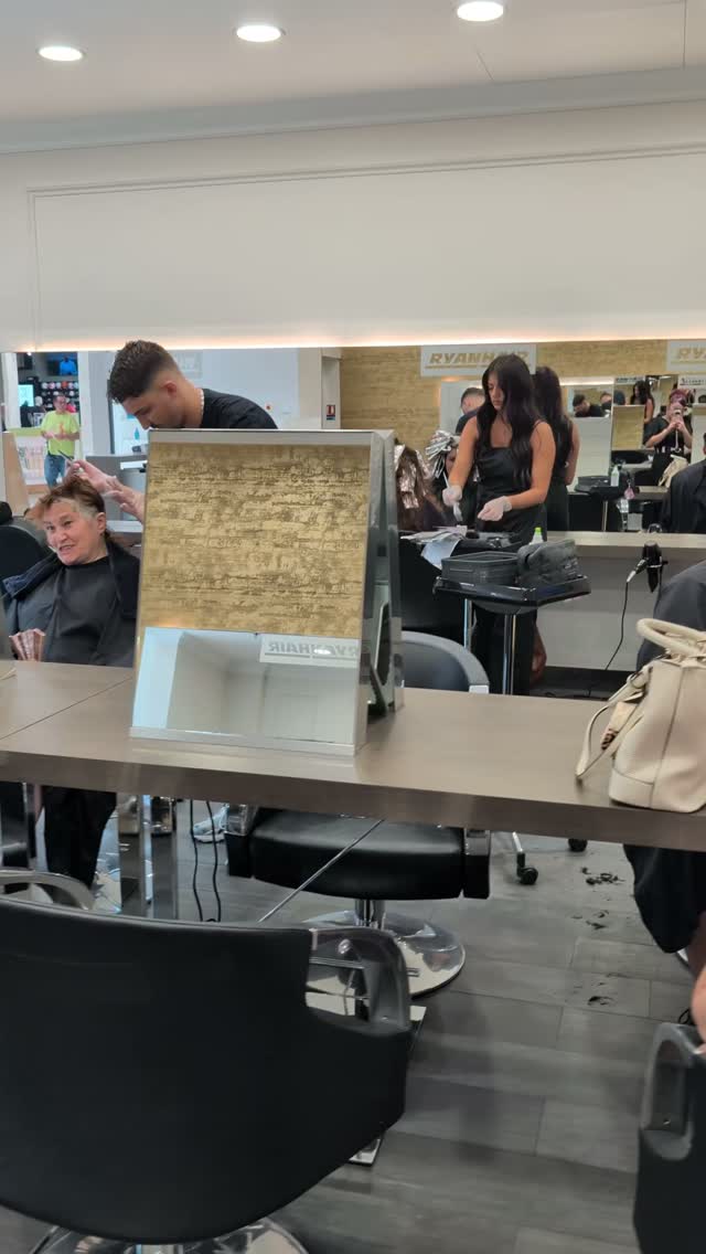 Une nouvelle adresse, une nouvelle ambiance ✨
Des coiffeurs passionnés, de la bonne humeur et un espace pensé pour que vous vous sentiez bien dès les premières minutes. 💇♀️🤍
Voici un petit aperçu de l'atmosphère qui vous attend dans notre nouveau salon à Auchan Opkorn.
Parce qu'une coiffure, c'est bien plus qu'une coupe : c'est un moment pour soi.
📍 On vous attend au salon.