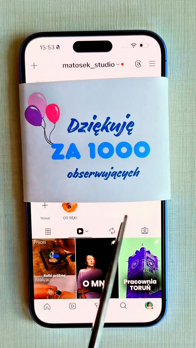 Nie podejrzewałam, że w wieku 45 lat będę kręcić video, szukać hooków i rozkminiac algorytm Instagrama. Tymczasem nie tylko to robię, ale przynosi mi to naprawdę ogromną frajdę. Jednocześnie uwielbiam moją pracę- najpierw wymyślanie, kombinowanie, przymierzanie, a potem żmudną dłubaninę w kawałku srebra. W pyle, dźwiękach uderzeń młotka i pomrukach polerki.
Kocham spełniać marzenia moich klientek i klientów, wspierać ich w wyrażaniu miłości i wsparcia, tworzyć dla nich amulety i talizmany.
Przepięknie dziękuję, że ze mną jesteście, każde serduszko to dla mnie poklepanie po ramieniu, które mówi idź dalej, buduj, nie odpuszczaj.
Nie macie pojęcia jak bardzo czasem tego potrzebuję.
Raz jeszcze- przepiękne dzięki!!!
#biżuteriarzemieślnicza #bizuterianazamówienie #pierścioneknazamówienie #bizuteriaautorska #pracowniazłotnicza