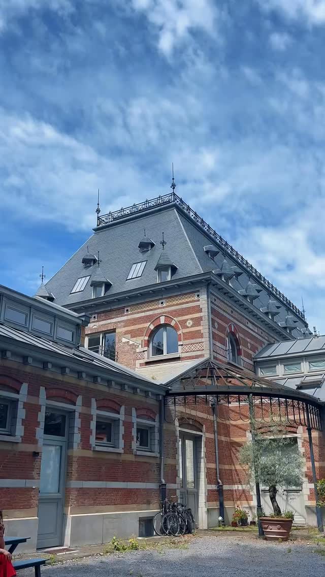 🏡 NOUVEAUTÉ À VENDRE ✨
Vous rêvez de vivre dans un lieu chargé d’histoire, alliant charme, caractère et confort ? Découvrez cette magnifique maison située au Clos des Vétérinaires, au cœur de l’ancienne École des Vétérinaires, un monument classé au patrimoine.
✨ Ses atouts :
🏠 248 m² de surface
🛏️ 3 belles chambres
🌿 Un agréable espace extérieur
🚗 1 place de parking privative
🔒 Un clos privé, protégé et entièrement sécurisé
✅ Maison en très bon état
Une opportunité rare de devenir propriétaire d’un bien d’exception dans un cadre verdoyant, paisible et unique.
#century21astrid #maisonavendre #immobilierbruxelles #biendexception #immobilier