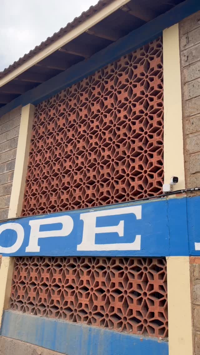 Textures and patterns of Kenya! 🌸🦋🤎