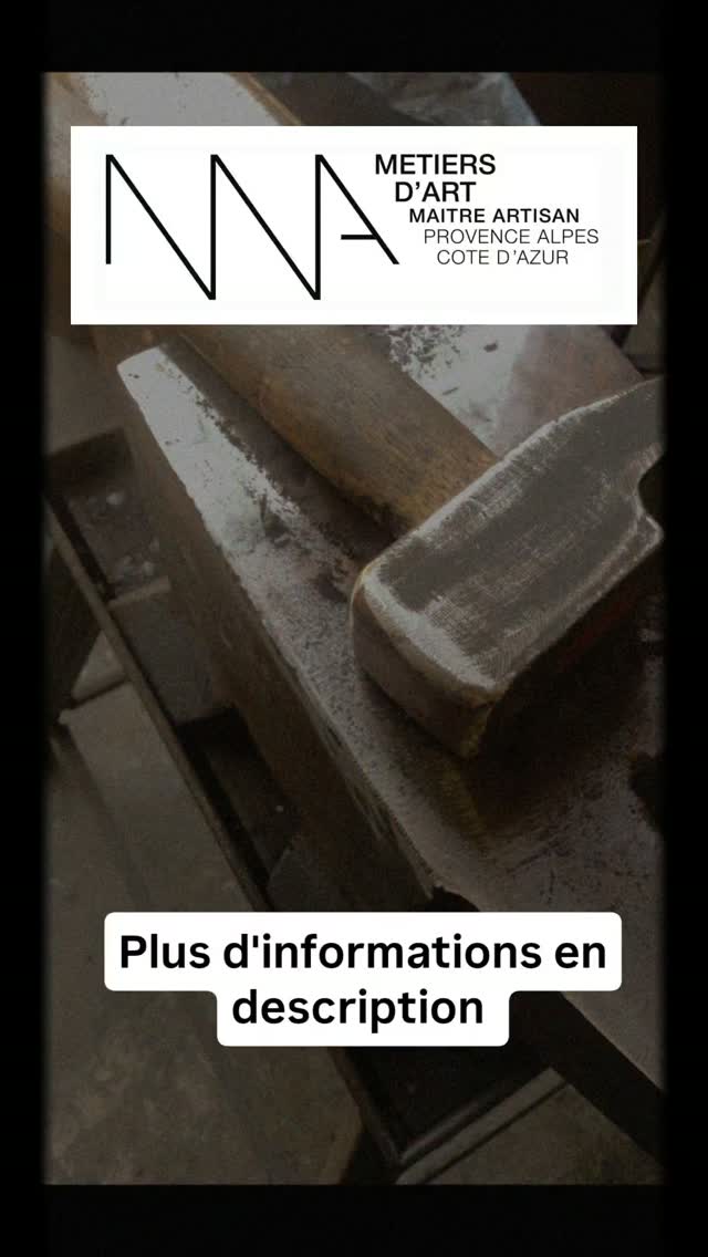 Dix ans.
Dix ans que cette aventure a commencé.
À 27 ans, je me lançais dans cette folie qu'est l'artisanat.
Un garage. Deux tréteaux. Une vieille disqueuse.
On m'a dit : "Impossible. Trop compliqué."
J'ai tenté quand même.
Dix ans à dompter l'acier.
Des hauts. Beaucoup de bas.
Des projets démesurés que je ne savais pas faire… mais que j'ai faits quand même.
Aujourd'hui, la reconnaissance arrive.
Maître Artisan d'Art.
Pas un titre. Une promesse.
Celle de toutes ces heures passées à dompter la matière,
à aimer le feu,
à croire que l'impossible n'est qu'une question de temps.
Merci à ceux qui ont cru.
Merci à ceux qui ont douté.
Vous m'avez tous poussé plus loin.
📜 Maître Artisan d'Art – 2026
#artisan #art #france #metal #fire