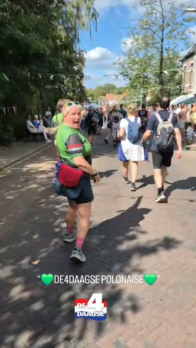 Weil es einfach so viel Spaß macht, die...
..."4DAAGSE POLONAISE" 💚🎉🚶🏼♀️🚶♂️🎉💚
Es motiviert einfach, weiter Richtung Ziel 🏁 zu laufen, denn an Tag 3/4 macht sich schon die ein oder andere Blessur bemerkbar.
Aber es geht weiter, bis morgen zur 🧡VIA GLADIOLA🧡 mit 160km oder 200km in den Beinen, genau weil solche Highlights an der Strecke einen den Schmerz, die Anstrengungen und die noch folgenden Kilometer vergessen lassen und natürlich die besten Wanderbuddys der Welt, die man nach 120km oder 150km noch richtig super findet und ohne die es nicht läuft! 🥰
Ein Dank an alle Holländer 🇳🇱 für Eure Feierlaune 🥳
und auch ein Dank an alle aus unserer diesjährigen "Nord-Marsch-Wander-Verpflegungs-Crew" für die bisherigen, unglaublich tollen Tage, die wir zusammen hatten...ist ja noch heute und der Rest von morgen...dann geht's zurück, alles hat eben mal ein Ende! 🥹
Heute geht's zum FINALE 4/4...
Es grüßt Euch aus Nijmegen, die Nord-Marscher ❤️
@4daagse_nijmegen @nordmarsch
Gesehen? FIETES 🐦 @fiete_nordmarsch sind auch dabei!
#4daagse #polonaise #motivation #spaß #aufgebenistkeineoption