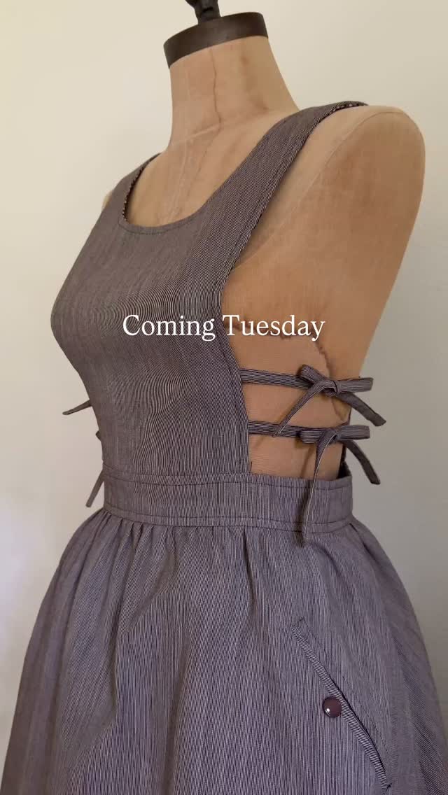 Link in bio to shop!
🩷SOLD🩷Brown cotton jumper with inner gingham detail. Side ties, back zipper. Bust: 32/34” Waist: 26” Length: 43” Shoulder to waist: 15”
Blue 1950’s shirtwaist dress. Functional buttons, pleated skirt. Bust: 35” Waist: 26” Length: 40” Shoulder to waist: 15”
🩷SOLD🩷Cotton dress with teal lining, decorative buttons, back zipper. Gathered skirt. Bust: 32” Waist: 27” Length: 46”