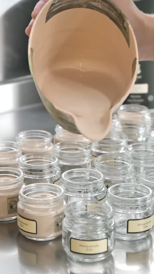 Als Familienunternehmen ist Little Greene stolz darauf, alle seine Farben selbst herzustellen, wobei ein Großteil des Prozesses nach wie vor von erfahrenen Handwerkern in der eigenen Farbenfabrik in Nordwales von Hand ausgeführt wird.
Selbst die Musterdosen werden alle von Hand aus einem Krug befüllt, wobei die firmeneigene, mattglänzende „Absolute Matt Emulsion“ verwendet wird.
Farbe: Masquerade