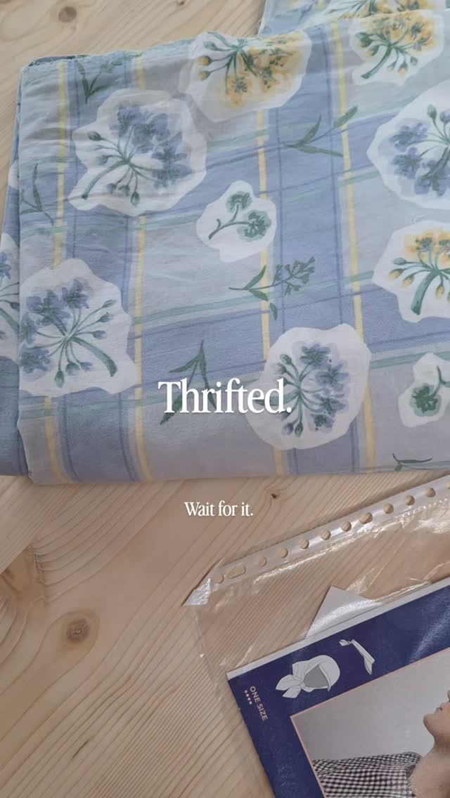 "Met dat oude beddengoed uit de kringwinkel kan je toch echt niks meer doen? 🥲"
Is dat?
Nee?
Awel ik probeer hier exact het tegendeel te bewijzen ✌🏻😎
Een oud beddengoed met een leuke print. Eén van de vele vergeten petten uit een bak in de kringloop. Ik haalde de klep uit de pet en tadaaaa... Een nieuwe cap die ik op 3 verschillende manieren kan dragen.
Never not seeing the potential ♻️
PS. Echt waar leer naaien, tis het beste ooit, een basis skill die eigenlijk BROODNODIG is én TIS GOED VOOR ONS BREIN 🧠. Need I say more?
***
Ik ben Mona. Ik inspireer met tweedehands, upcycling, naaien & en ik leer het je via e-books en workshops 💚♻️