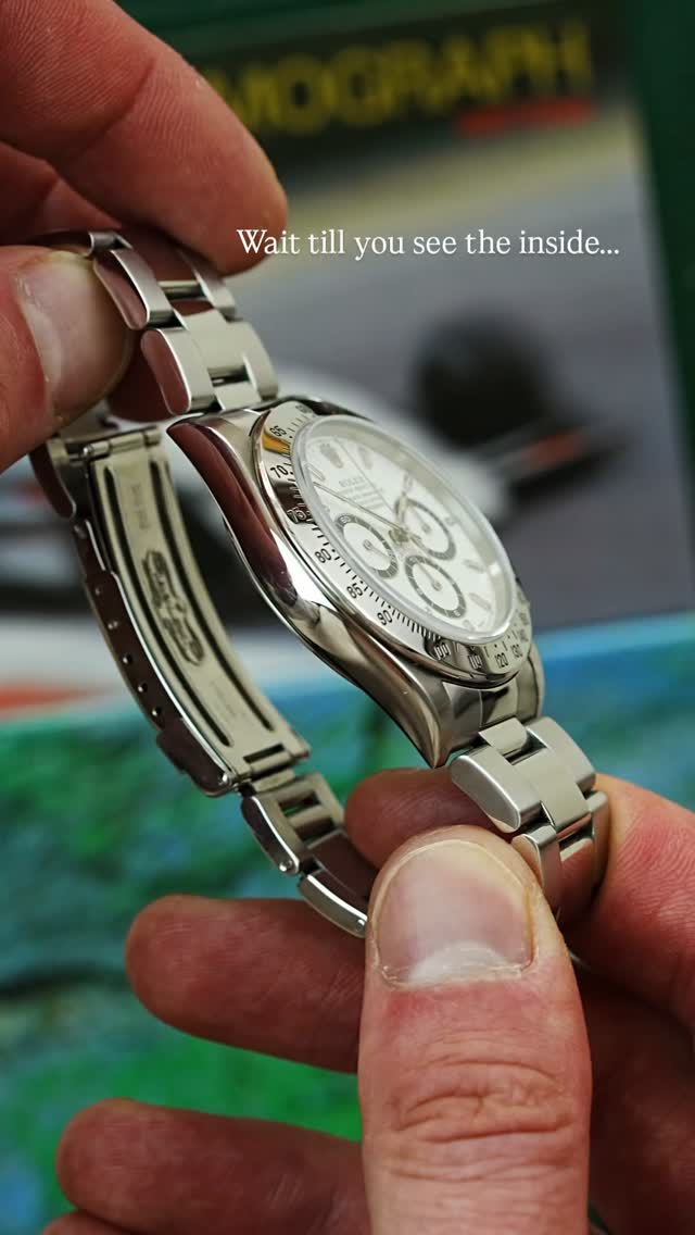 The Rolex Daytona ref. 16520 is powered by the legendary Rolex Calibre 4030, based on the Zenith El Primero. Rolex re-engineered the movement with over 200 modifications, most notably reducing the beat rate from 36,000 to 28,800 vph to improve reliability, extend service intervals and increase power reserve. A true milestone in Daytona history and a favorite among collectors.
#Rolex #Daytona #watch #vintage #zenithdaytona