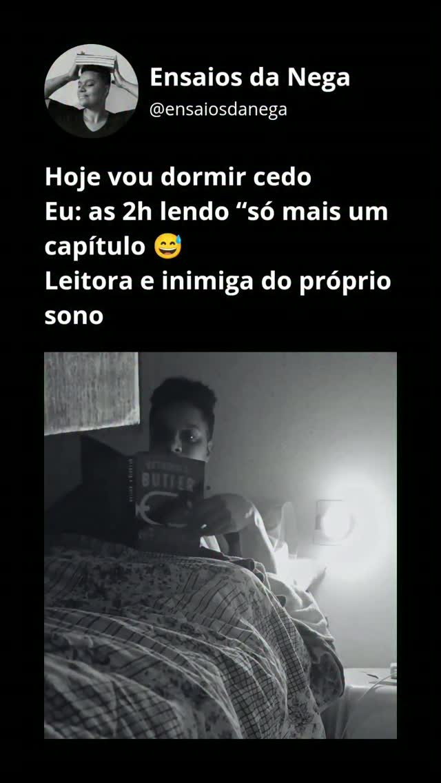 Prometi que ia dormir cedo. 🤡
O livro prometeu que era "só mais um capítulo".
No fim, eram duas da manhã, eu emocionalmente envolvida com pessoas que nem existem e completamente convencida de que dormir era um problema para a versão de amanhã.
Ser leitora é isso: a gente perde horas de sono, ganha uma história inesquecível e ainda diz que valeu a pena.
Agora me conta: qual foi o livro que mais sabotou o teu horário de dormir? 📚🌙
#Leitora #VidaDeLeitora #BookstagramBrasil #Livros